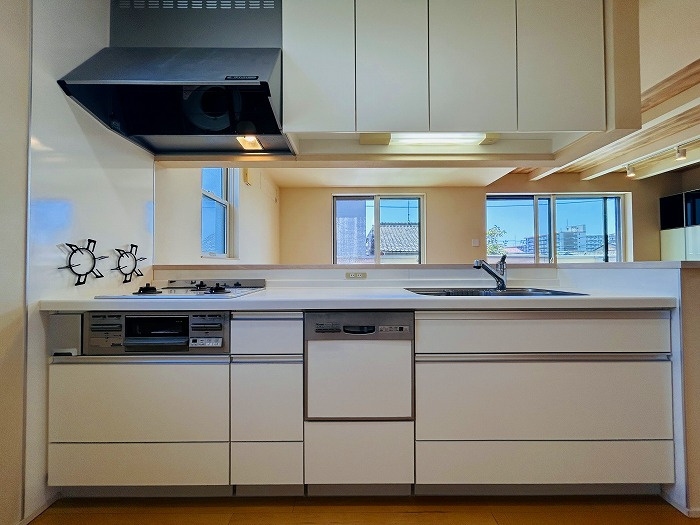 名古屋市熱田区二番２丁目の中古一戸建のキッチン|◇キッチン◇　　システムキッチン　３口コンロ　食洗機付き♪