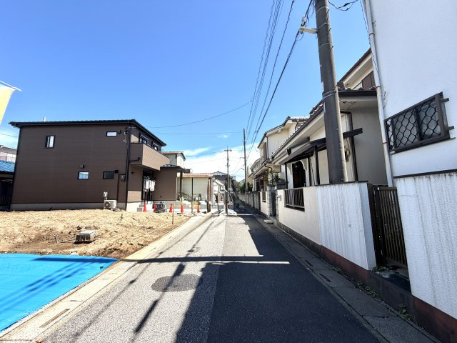 越谷市恩間　新築戸建の前面道路含む現地写真|並列で2台分の車を停められる広い駐車スペース。ご夫婦での複数台所有や来客時にも大変便利です。