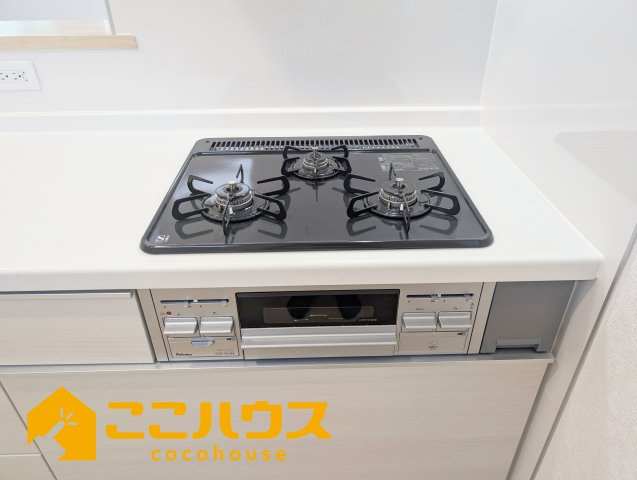 沖縄市胡屋第1　クレイドルガーデン　新築戸建て　全13棟　11号棟のキッチン|三口コンロ
