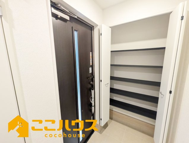 沖縄市胡屋第1　クレイドルガーデン　新築戸建て　全13棟　11号棟の玄関|大容量のシューズボックス
