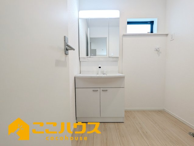沖縄市胡屋第1　クレイドルガーデン　新築戸建て　全13棟　11号棟の独立洗面台|独立洗面台は収納豊富な三面鏡
