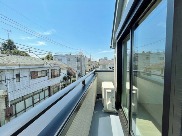 練馬区関町北4丁目 全2棟 B号棟のバルコニー|南向きの2階バルコニー
陽当り・風通し良好でお洗濯物もしっかりと乾きます(B号棟)