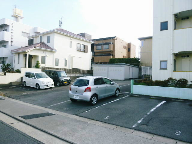 ブレークスルー中平の駐車場