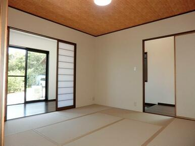 高知市潮見台３丁目の中古一戸建の和室|障子の向こうは窓を備えた明るい広縁。心安らぐ落ち着いた空間です。