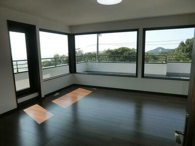 高知市潮見台３丁目の中古一戸建の洋室|大きなコーナー窓が魅力の洋室。豊かな自然と明るい陽光を楽しめます。
