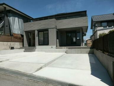高知市潮見台３丁目の中古一戸建の駐車場|前面道路も広く駐車しやすい環境です。
