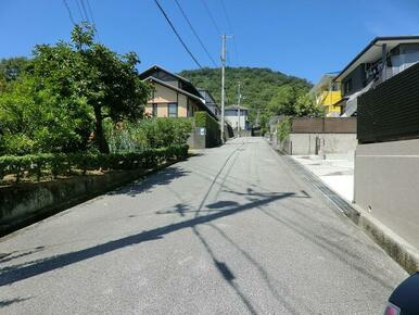 高知市潮見台３丁目の中古一戸建の前面道路含む現地写真|周辺は戸建住宅が並ぶ穏やかな住環境。前面道路の様子です。