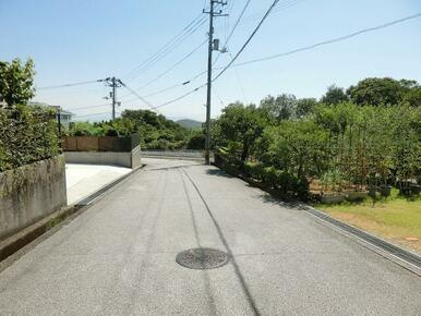高知市潮見台３丁目の中古一戸建の前面道路含む現地写真|高台に位置する緑の多い閑静な住宅街です。
