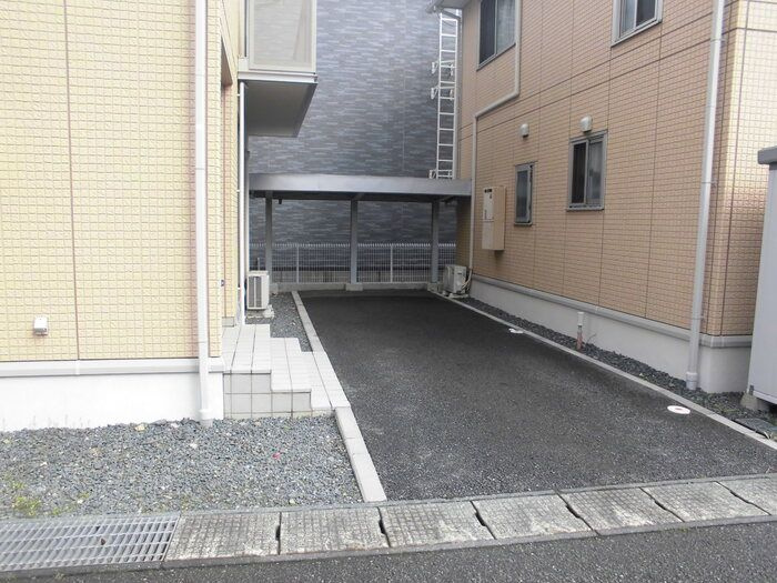 向中野貸家の駐車場