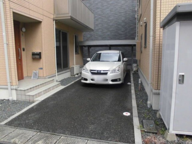 向中野貸家の駐車場