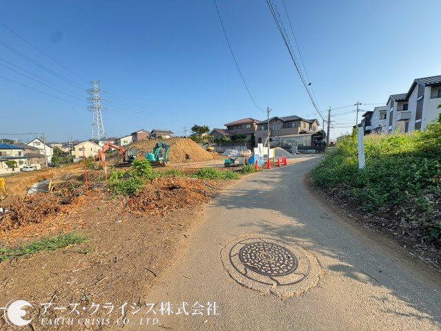 【前面道路含む現地写真】 | 柏市戸張第一期全10区画 | まるで自然が設計したような土地形状。変化に富んだ地面のラインが、建物に個性深みを与える。平らではない、景色と調和するアートな住まいをここに。