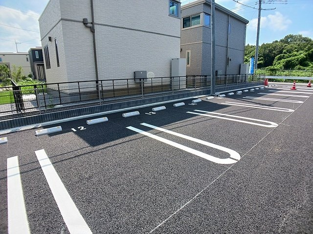 ニューローズつくばＡ棟の駐車場|駐車場があるので、車を買う予定の方も安心です