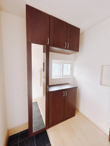 【中古戸建】前橋市小屋原町の玄関|■玄関｜収納豊富な玄関♪全身ミラー付き収納もあり、お出かけ前の身だしなみチェックもバッチリです！