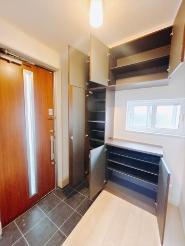 【中古戸建】前橋市小屋原町の玄関|■玄関収納｜太陽の光をたっぷり採り込む玄関☆ご家族の靴がたくさんしまえる下駄箱付き。お子様の靴がこれから増えても安心な大きさです。