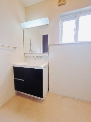 【中古戸建】前橋市小屋原町の独立洗面台|■洗面室｜ゆとりのある洗面脱衣室ではお子様と並んで歯磨きもできるので一緒に成長を楽しめます♪ひろびろとした洗面室で、朝の準備も楽しくなります☆.*