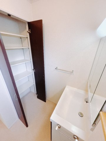 【中古戸建】前橋市小屋原町の独立洗面台|■洗面室｜リネンスペースには、タオルやバスタオル・着替えなどが置けるので大変便利です♪買い置きした洗剤もしまえてどんな時も綺麗な状態を保てます♪