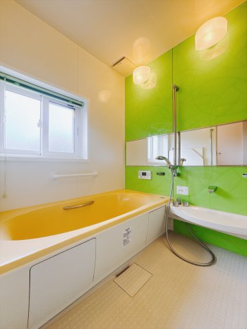 【中古戸建】前橋市小屋原町の浴室|■浴室｜デザイン性に優れた浴室♪1日の疲れを癒す、ゆったりとしたバスタイムをぜひお過ごしください(*＾＾*)大きな窓付きで嬉しい♪