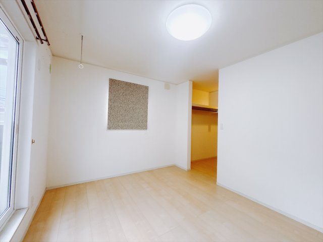【中古戸建】前橋市小屋原町の洋室|■2階洋室｜ナチュラルカラーの床です。模様替えなどとても楽しく工夫できます♪陽当たり、風通しもとても良いので毎日快適な生活スタートです！子供部屋にも良いですね♪