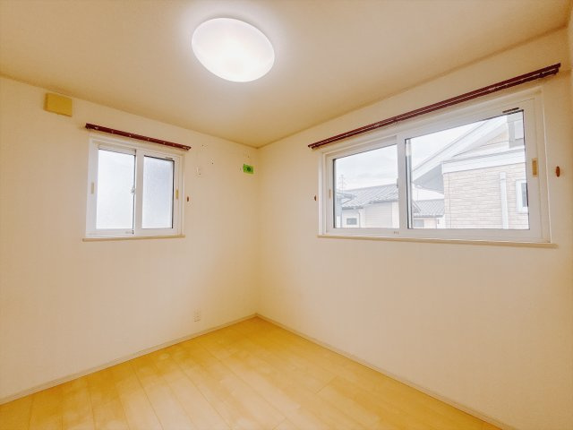 【中古戸建】前橋市小屋原町の洋室|■2階洋室｜階洋室には大きな窓をご用意しています。日中はあたたかな日差し差し込み自分時間も充実できますね＾＾