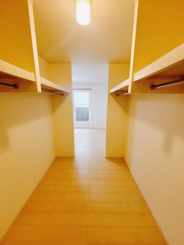 【中古戸建】前橋市小屋原町の収納|■WIC｜主寝室には夢のウォークインがございます♪お洋服やバッグだけでなく、増えていくお洋服やご家族での思い出の品もしっかりと収納します( ＾＾ )