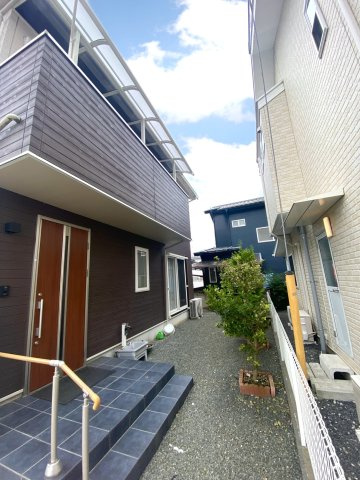 【中古戸建】前橋市小屋原町の玄関|■玄関｜プライバシー守れる玄関になっています♪また屋根付きなので、雨が降っていても濡れませんね♪