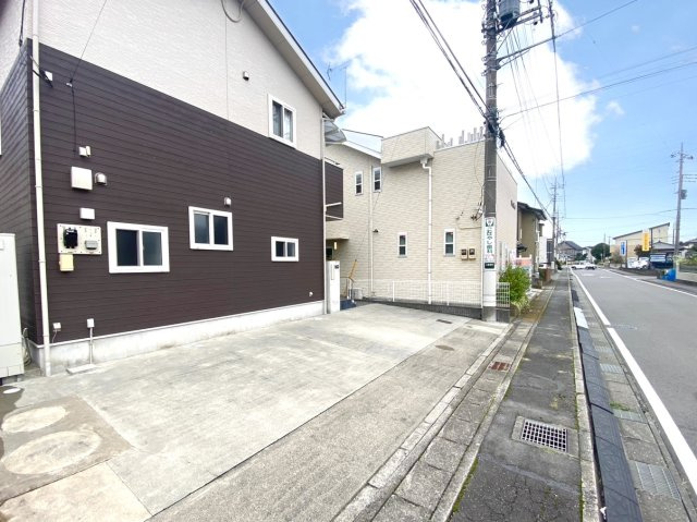 【中古戸建】前橋市小屋原町の外観|■駐車場｜駐車スペースも確保しています♪広々とした駐車スペースなので、運転が苦手な方も安心です♪