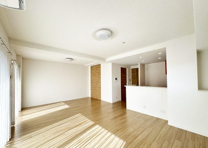 「生活利便性良好の立地」高知市堺町アルファライフ高知中央公園　中古マンションの居間・リビング|大きな窓から豊かな自然光が差し込む明るいLDK。家族みんなでゆったり寛げる開放的なリビング空間。