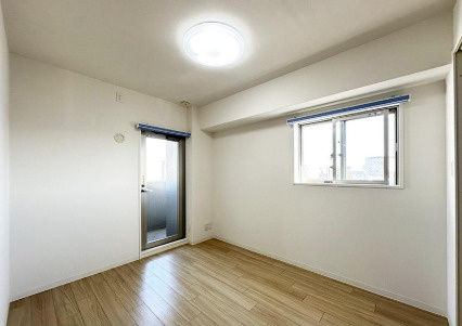 「生活利便性良好の立地」高知市堺町アルファライフ高知中央公園　中古マンションの洋室|2面採光で風通り・陽当たりともに良好な洋室。プライベートな時間を快適に過ごせる明るいお部屋です。