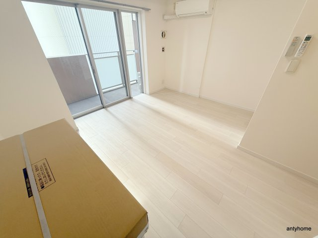 クロスレジデンス大阪新町　仲介手数料無料の居間・リビング