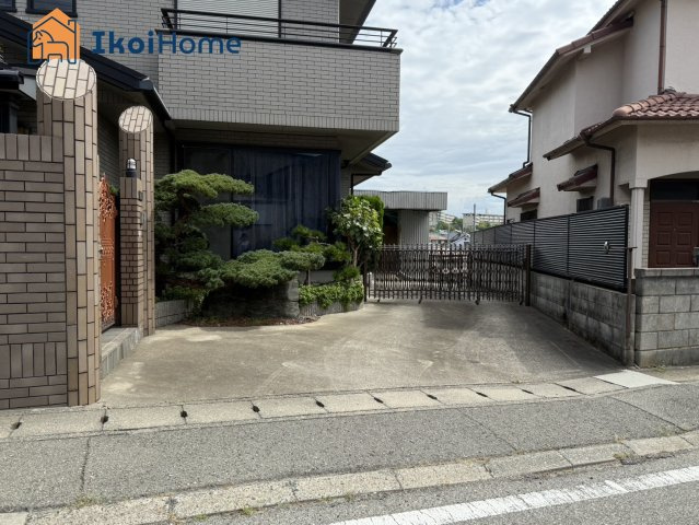 明石市大久保町大窪　中古戸建の駐車場|●年中無休：見学時間9:00～20:00・当日予約可●駐車場は10台とめれます！！３台は屋根付き！