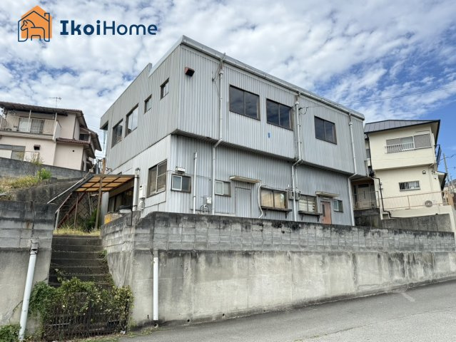 明石市大久保町大窪　中古戸建の前面道路含む現地写真|●年中無休：見学時間9:00～20:00・当日予約可●敷地内には居宅・事務所・車庫がございます！