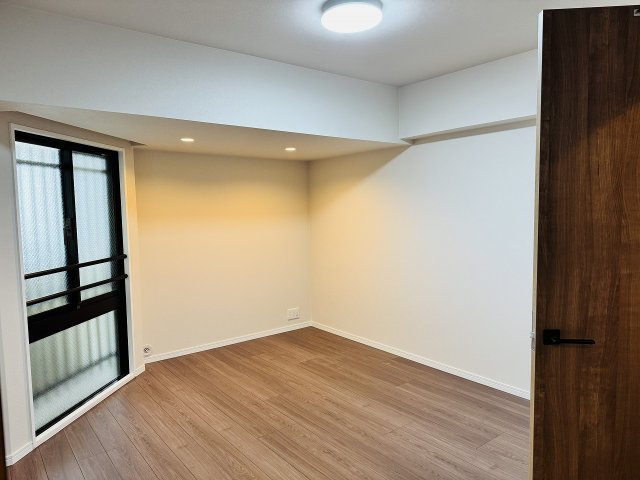 タウンズ八王子センタークレストの寝室|～8.1帖の主寝室　ベッドなど大型家具のレイアウトもしやすい広さです～