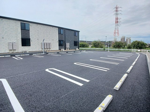 シエル　エトワール　Ⅰの駐車場|車をお持ちの方に嬉しい駐車場付きの物件です