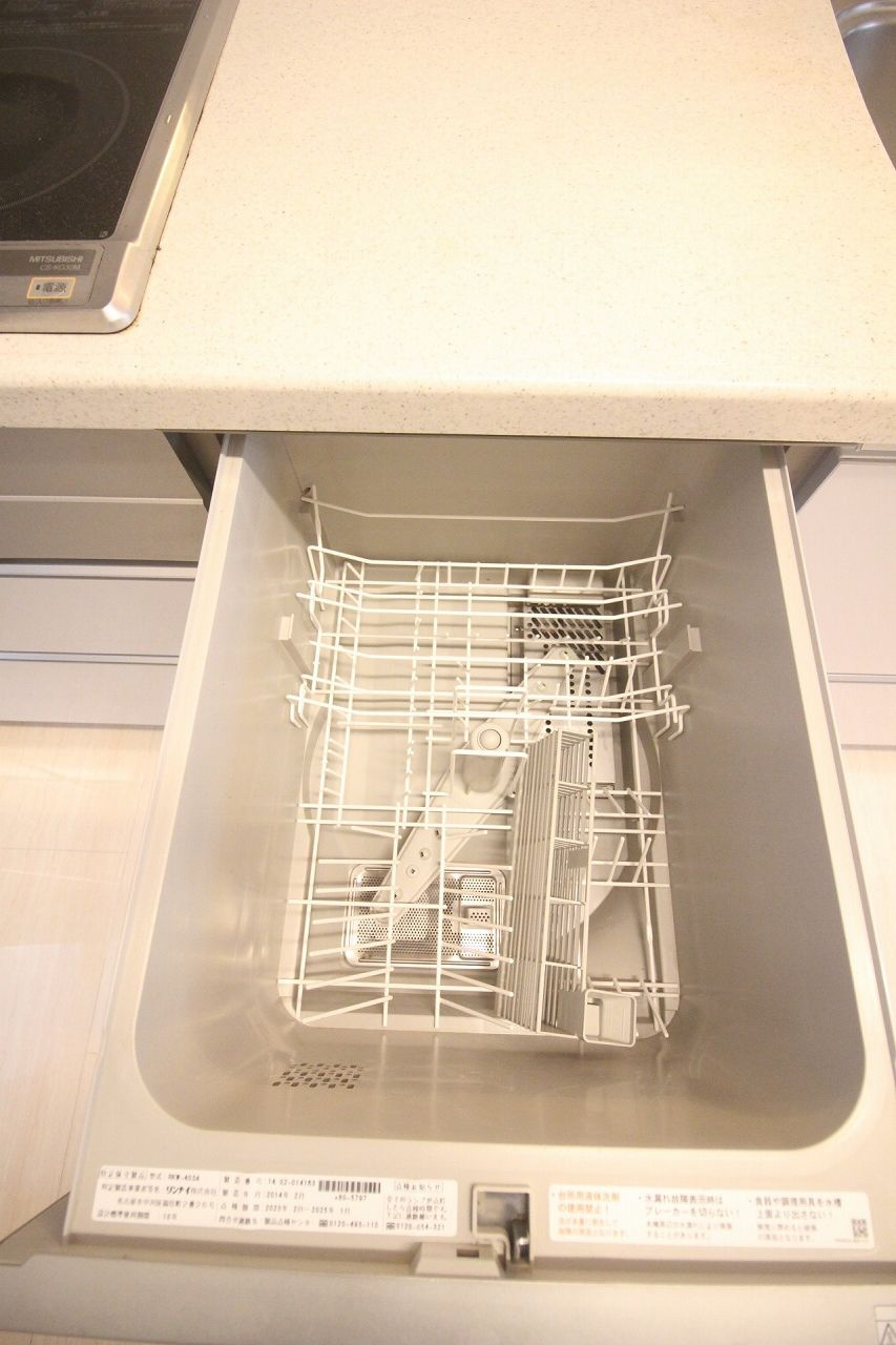 小山市出井のキッチン|毎日の家事を助けてくれるビルトイン食洗機を完備。食後の片付け時間を短縮でき、その分家族との時間にもゆとりが生まれます。