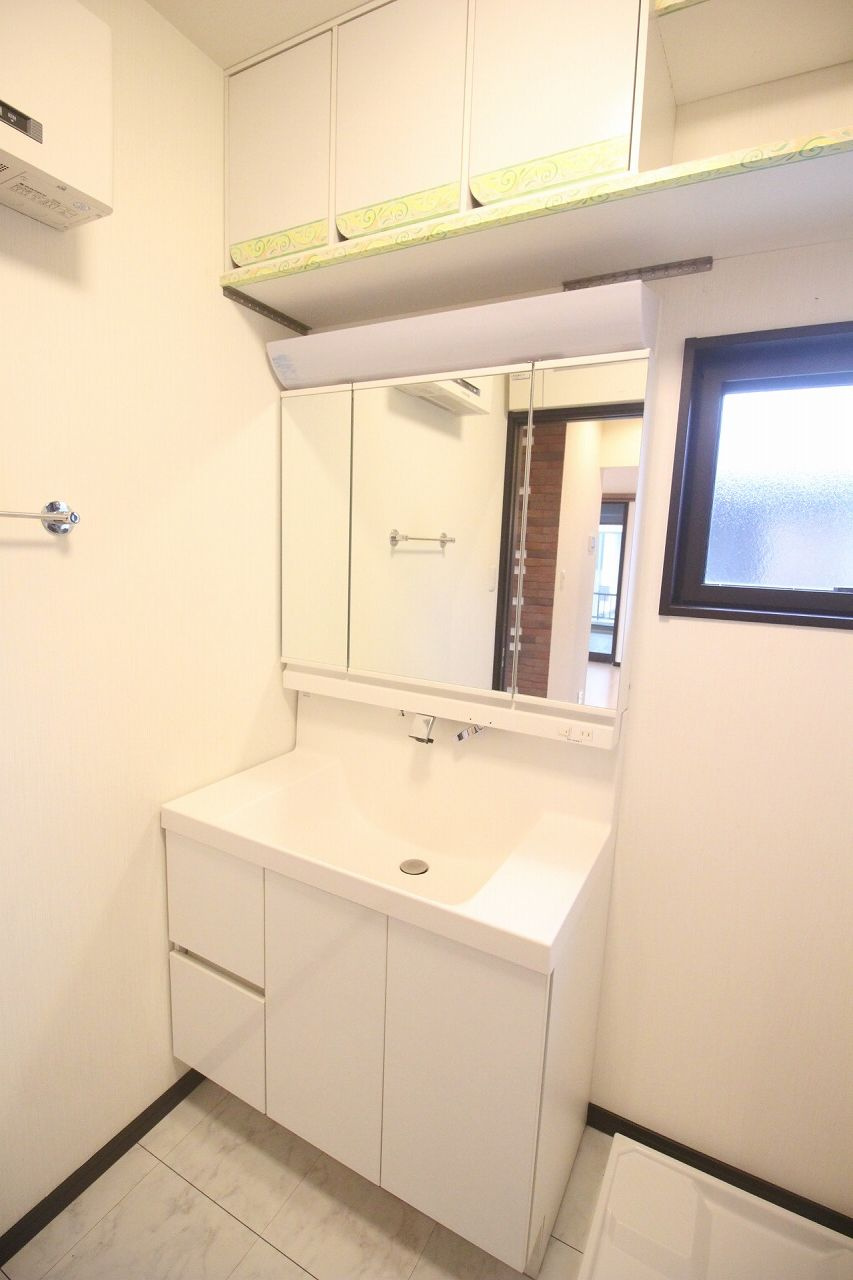 小山市出井の独立洗面台|収納付きの洗面化粧台を備えた洗面スペース。鏡まわりもすっきりとしており、毎日の身支度がしやすそうです。