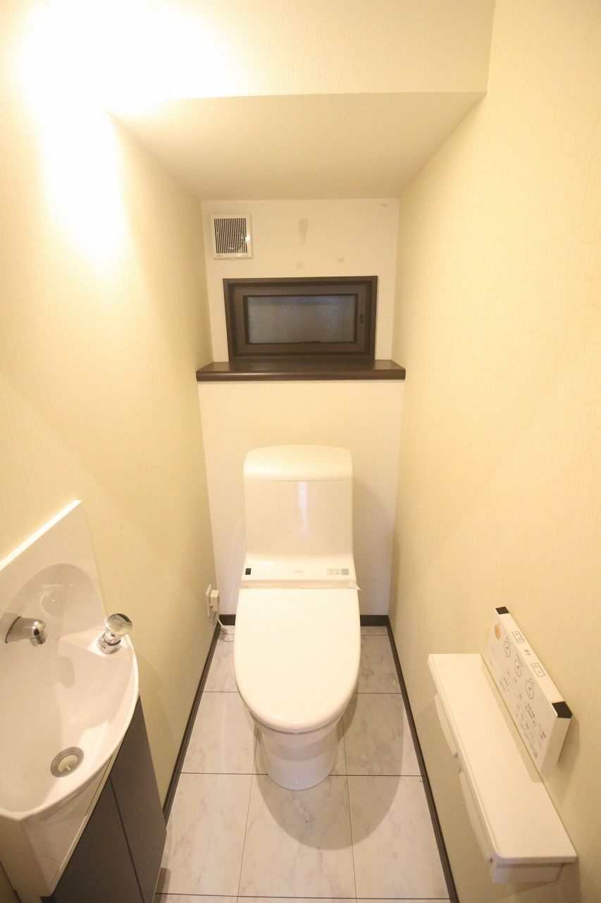 小山市出井のトイレ|手洗い器を別に設けた1階トイレ。来客時にも使いやすく、すっきりとした清潔感のある空間です。