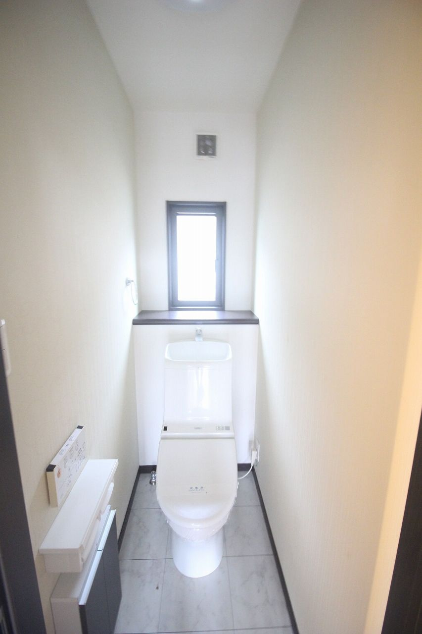 小山市出井のトイレ|2階にもトイレを完備。夜間や朝の忙しい時間帯にも階段を上り下りする必要がなく、家族が多いご家庭にも便利です。