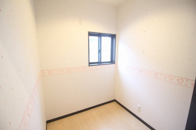 小山市出井の収納|窓のある納戸は、収納だけに使うのはちょっともったいないかも。荷物置場はもちろん、使い方次第で趣味のスペースなどにも活用できそうです。