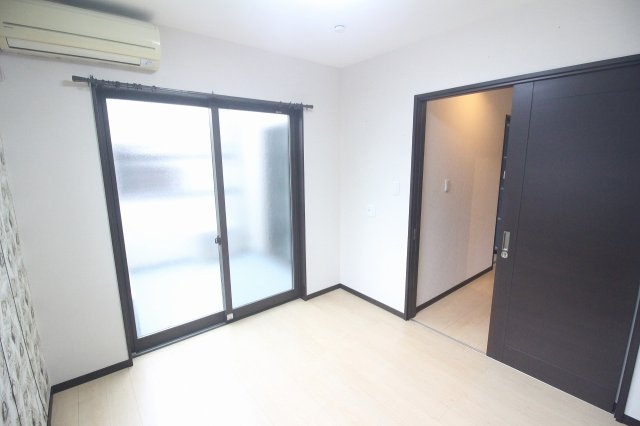 小山市出井の子供部屋|バルコニーに面した窓は、あえてすりガラスに。明るさを取り込みながら外からの視線にも配慮した、子どもが自分の時間をのびのび過ごせるお部屋です。