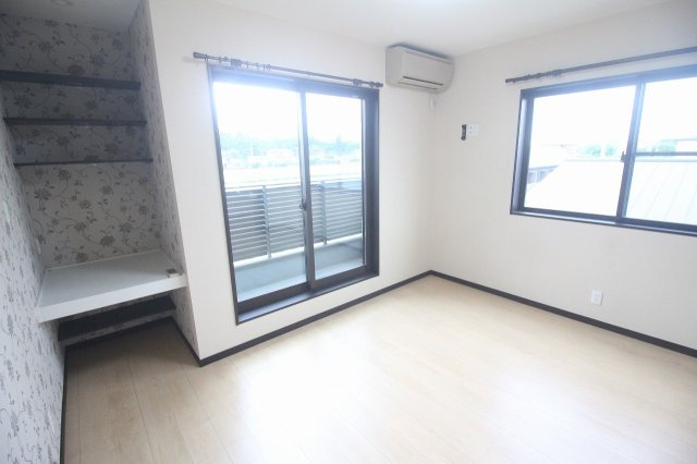 小山市出井の洋室|大きな掃き出し窓のある洋室。エアコンも設置されており、ライフスタイルに合わせて活用できます。