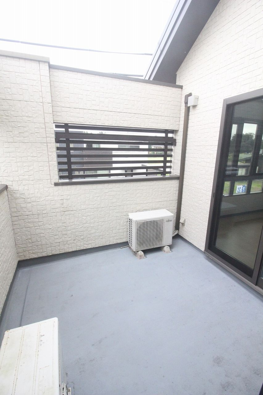 小山市出井のバルコニー|ゆとりのあるバルコニースペース。外からの視線を気にせず干せるので、安心して使えそうです。