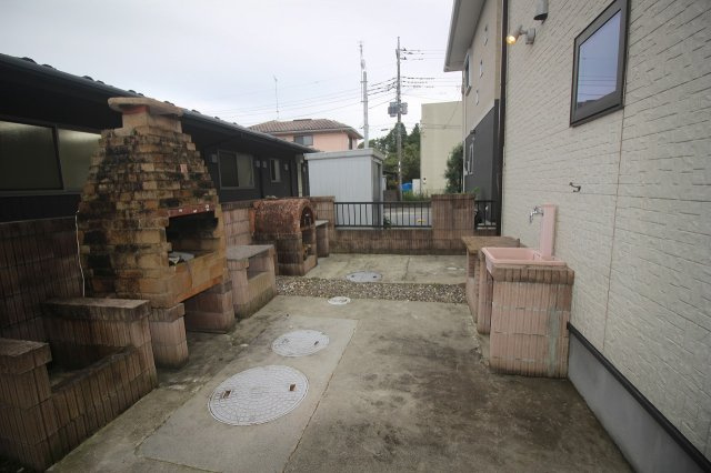 小山市出井の庭|そして庭には、なんと本格的なピザ窯！焼きたてのピザを家族で囲んだり、友人を招いたり。休日がちょっとしたイベントになりそうな、この家ならではの設備です。