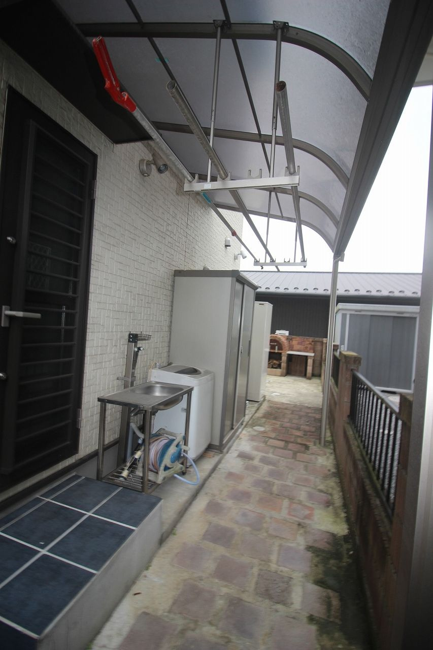 小山市出井の庭|屋外水栓付きで、外まわりのお手入れや水仕事にも便利。ピザ窯を楽しんだあとの片付けにも重宝しそうですね。