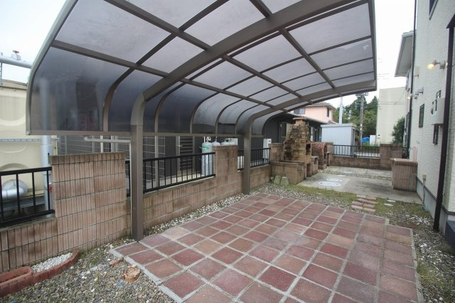 小山市出井の庭|カーポートを備えた駐輪スペース。雨の日の乗り降りもしやすく、大切な自転車やバイクを雨や日差しから守ってくれます。