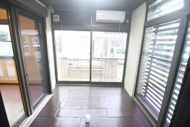 小山市出井の内装|リビングからそのまま出入りできるサンルーム。なんとエアコンまで付いているので、季節を問わず過ごしやすいのが魅力！洗濯物を干すだけではもったいない、もうひとつのくつろぎスペースです。