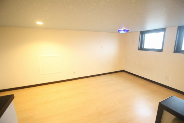 小山市出井のその他|階段を上った先に広がる、ゆとりたっぷりの屋根裏スペース。収納場所としてはもちろん、遊び場や趣味部屋など「ここで何しよう？」と想像が膨らむ空間です。