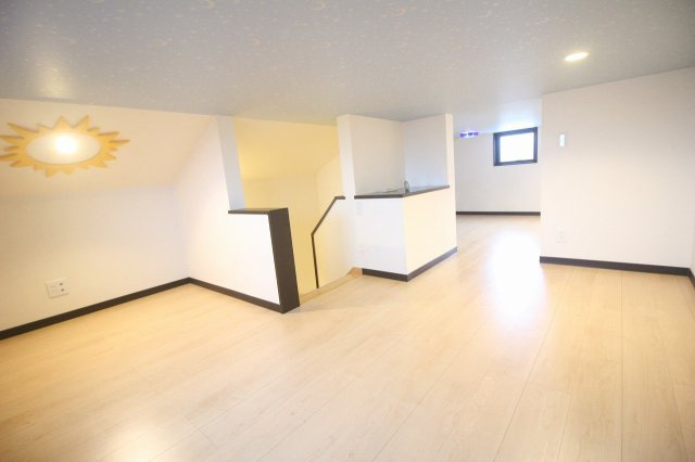 小山市出井のその他|太陽と星を思わせる照明が灯る、遊び心いっぱいの屋根裏。お友達が泊まりに来た日は、布団を並べて秘密基地気分！子どもたちの思い出に残る、とっておきの場所になりそうです。