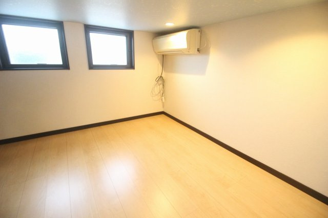 小山市出井のその他|屋根裏なのに、なんとエアコン付き！暑い季節にも過ごしやすく、子どもたちの秘密基地や趣味を楽しむスペースとしても活躍してくれそうです。