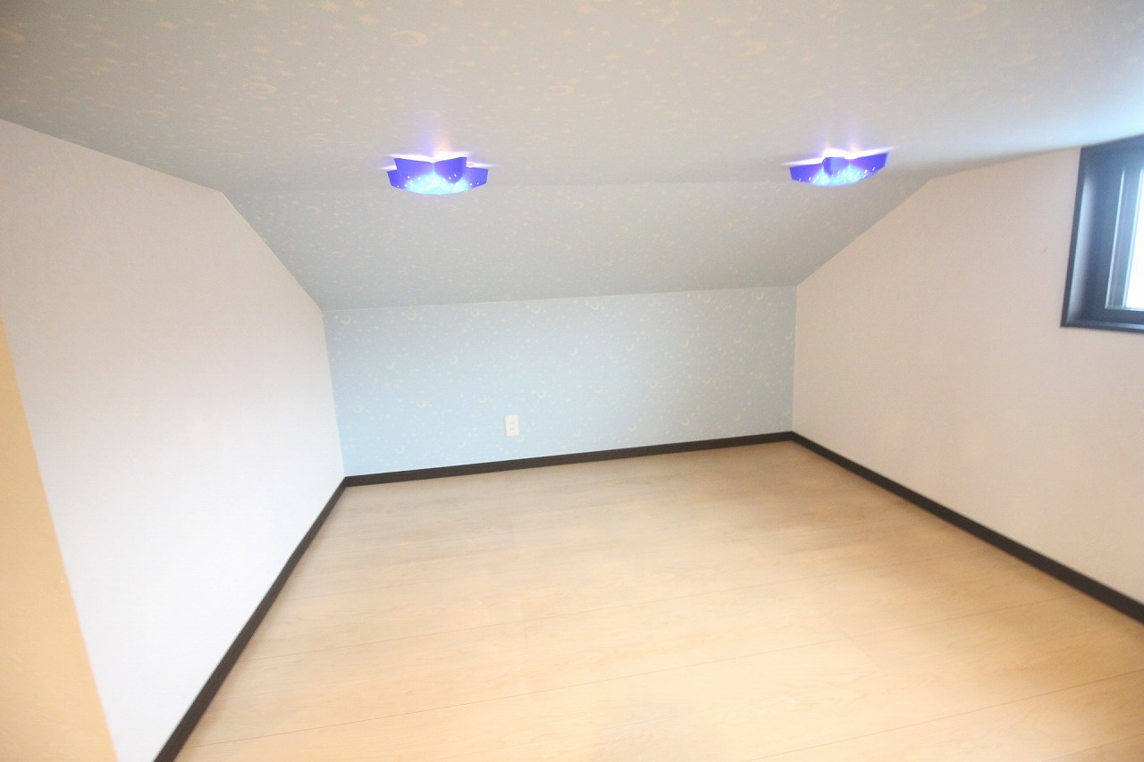 小山市出井のその他|天井を見上げると、星を思わせるライトがキラリ。屋根裏ならではの秘密基地感も相まって、子どもはもちろん大人までちょっとワクワクする空間です。