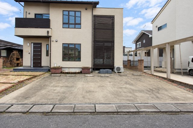 小山市出井の駐車場|建物前にはゆとりのある駐車スペースを確保。すっきりとした外観と広々としたアプローチが、開放的な印象を与えてくれます。